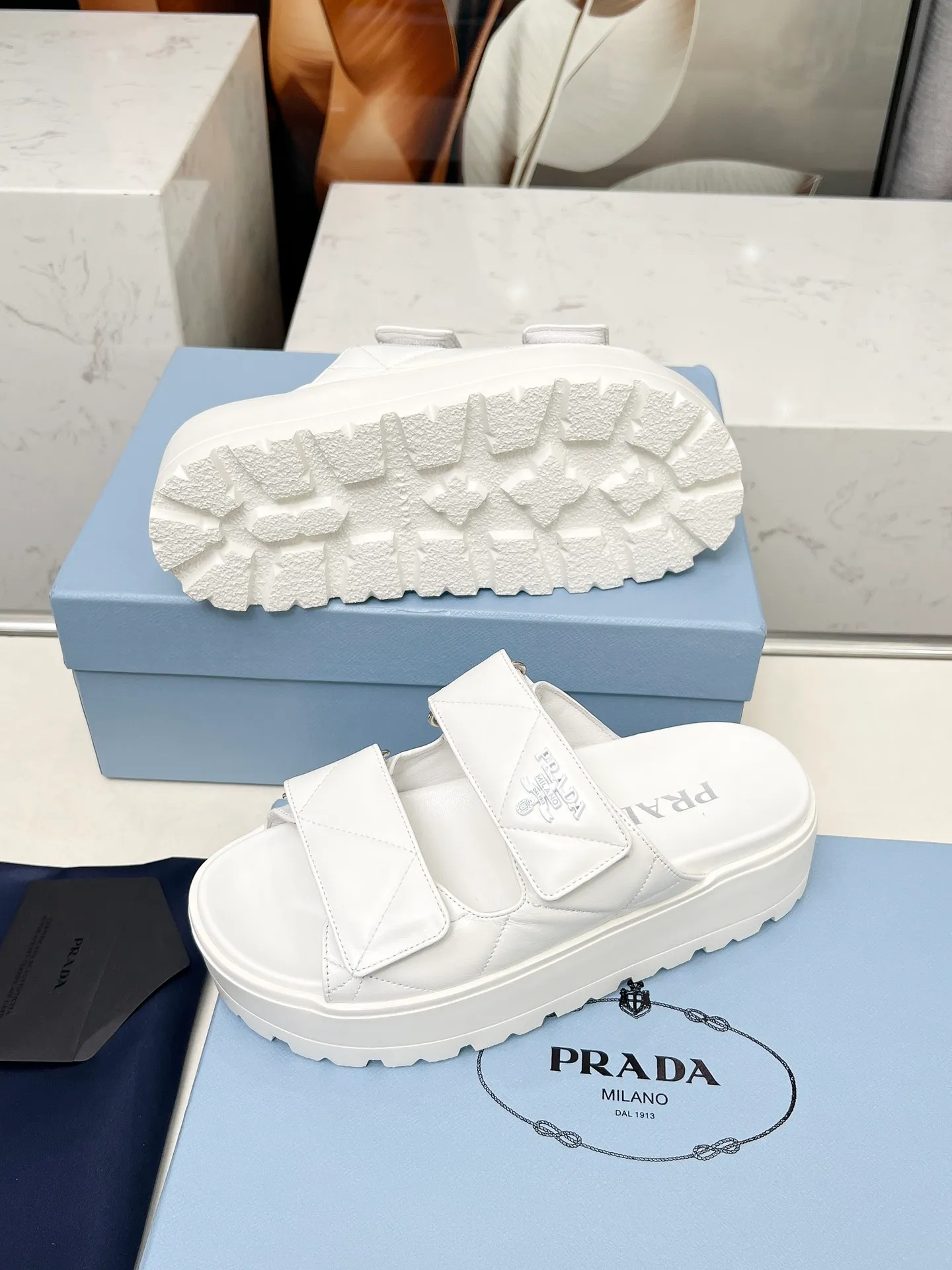 👟👟Ex-factory price 500👟👟 🌸Prada 2025 spring and summer new slippers 💫Velcro sandals The latest catwalk model, classic upgrades, comfort and fashionability coexist. Every color combination looks good, and the design matches different style needs ✅Upper: original customized cowhide ✅Inner lining: original customized sheepskin lining, cowhide feet ✅Outsole: Original molded anti-slip outsole ✅Number of codes: 35-40 (41 customized, non-refundable and non-exchangeable)